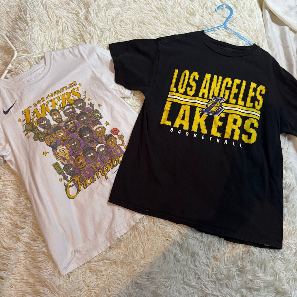 K27. 2 Los Angeles Lakers Kids T-Shirts (M 10/12)